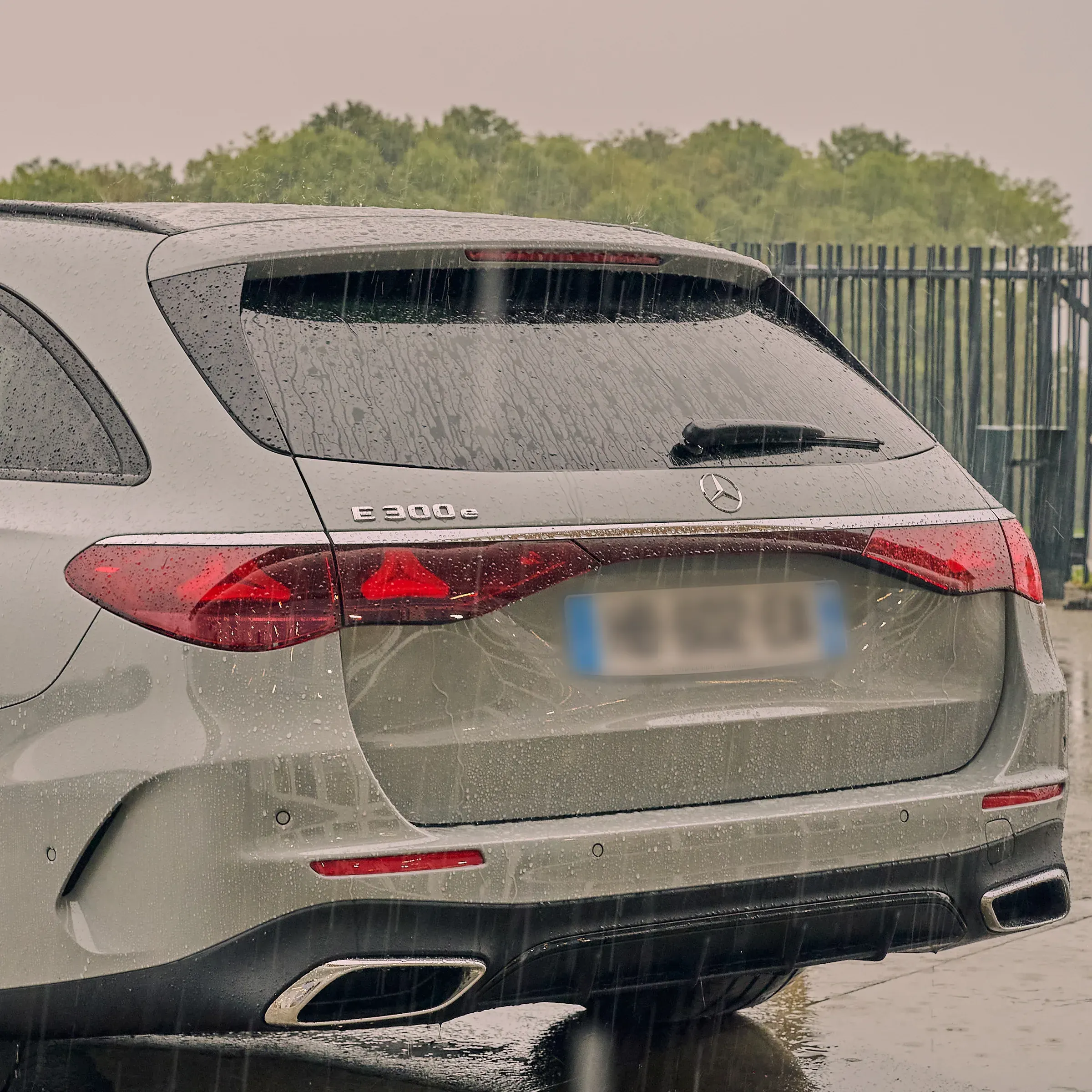 Arrière d'une Mercedes-Benz E 300 e break grise sous la pluie, feux LED rouges, photographe automobile, La Roche-sur-Foron