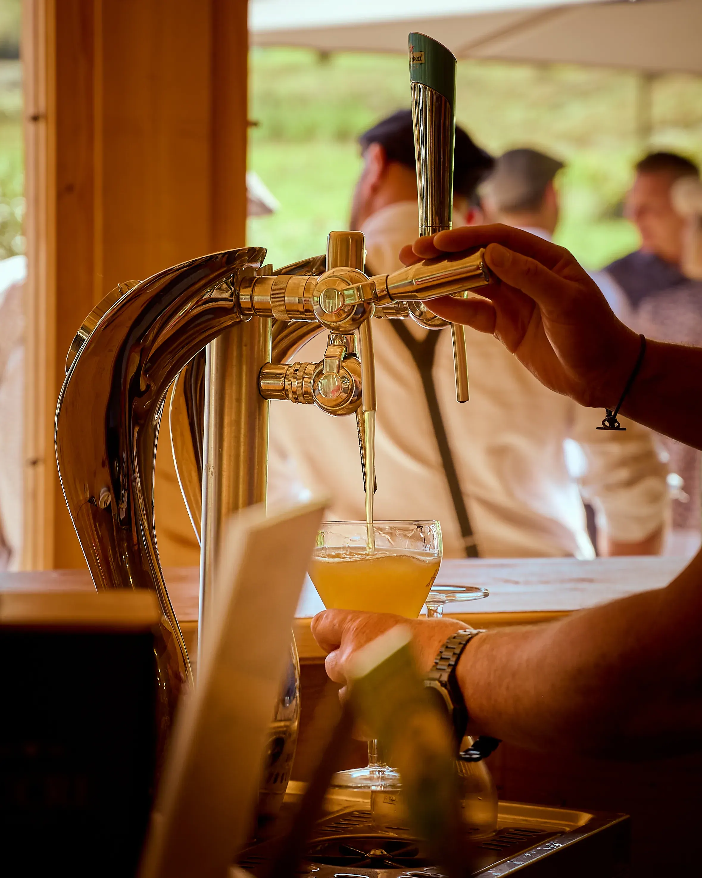 Bière pression versée au bar du Golf des Alpes à Giez, tireuse chromée et invités en arrière-plan, photographe événementiel