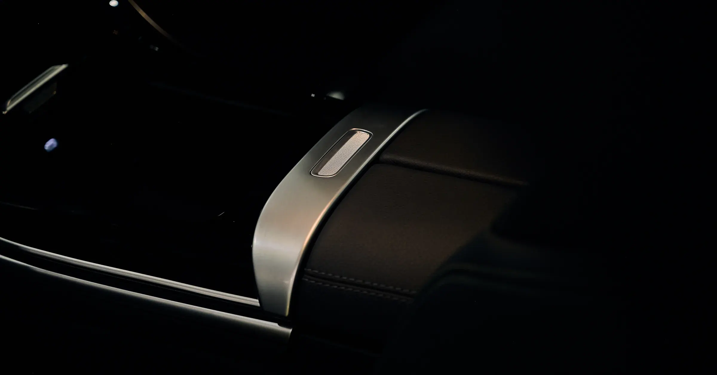 Console de voiture de luxe en clair-obscur, arche en aluminium et cuir surpiqué, photographe automobile à La Roche-sur-Foron