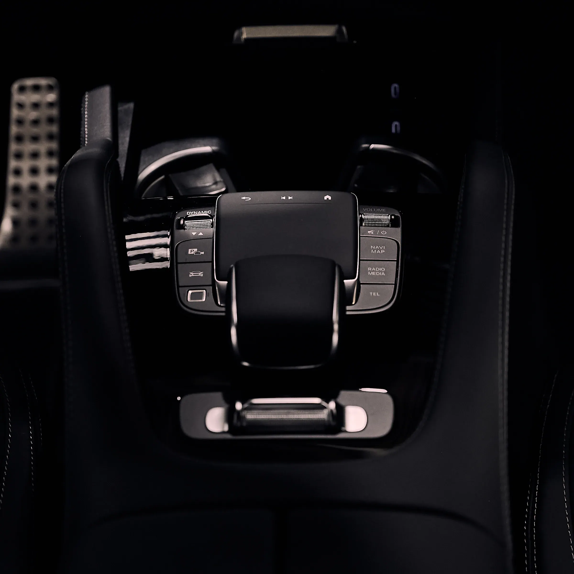 Console de SUV Mercedes-Benz en cuir noir, pavé tactile et molettes en clair-obscur, photographe auto à La Roche-sur-Foron