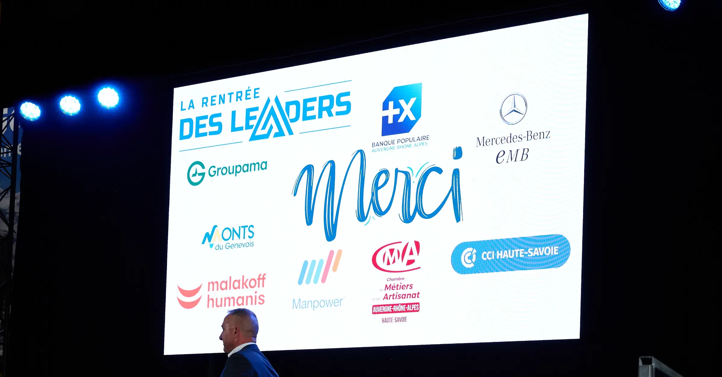 Écran géant « Merci » aux partenaires dont Mercedes-Benz EMB, La Rentrée des Leaders 2025 à La Roche-sur-Foron, photographe événementiel