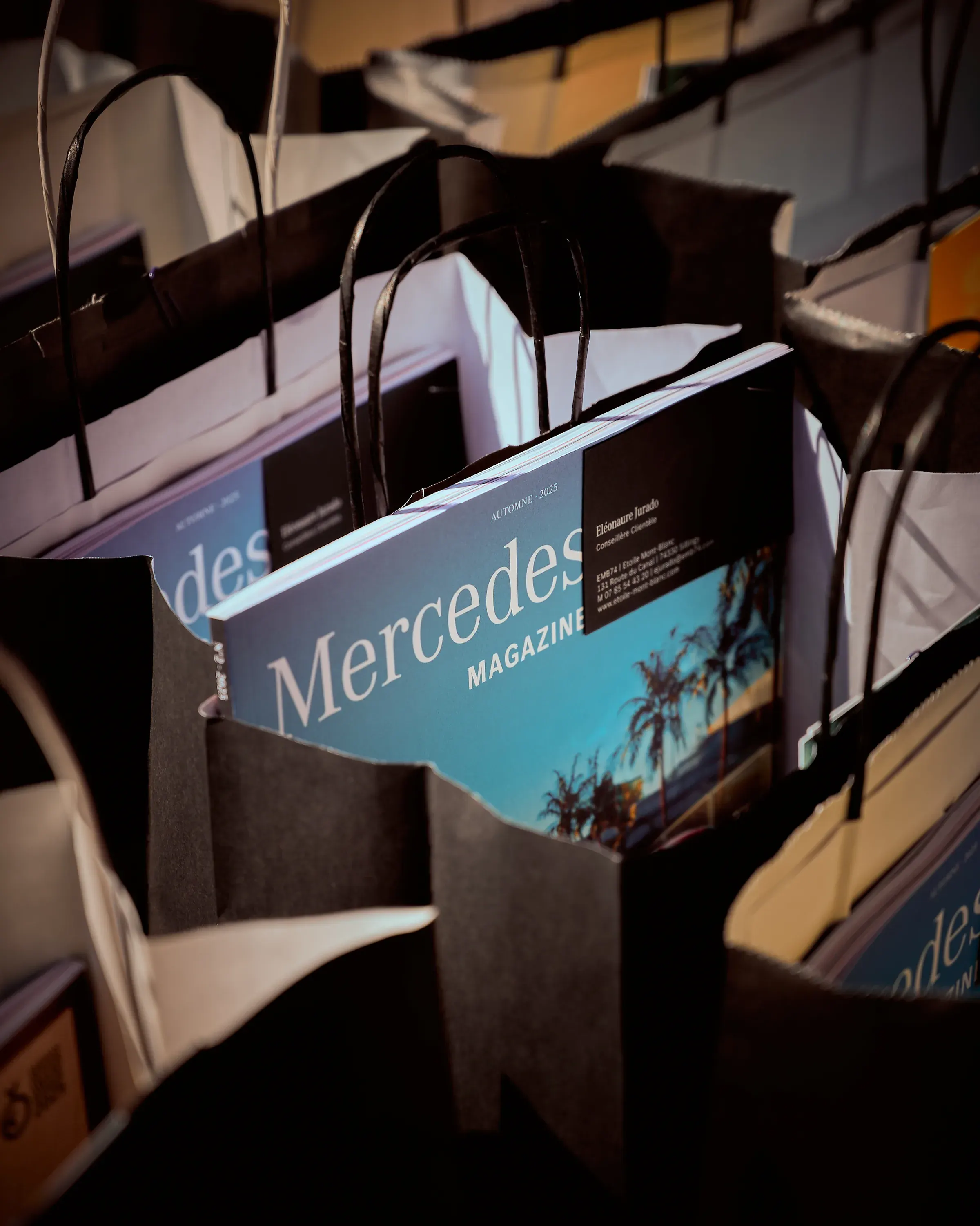 Magazine Mercedes-Benz automne 2025 dans des sacs cadeaux noirs au Golf des Alpes à Giez, reportage événementiel automobile