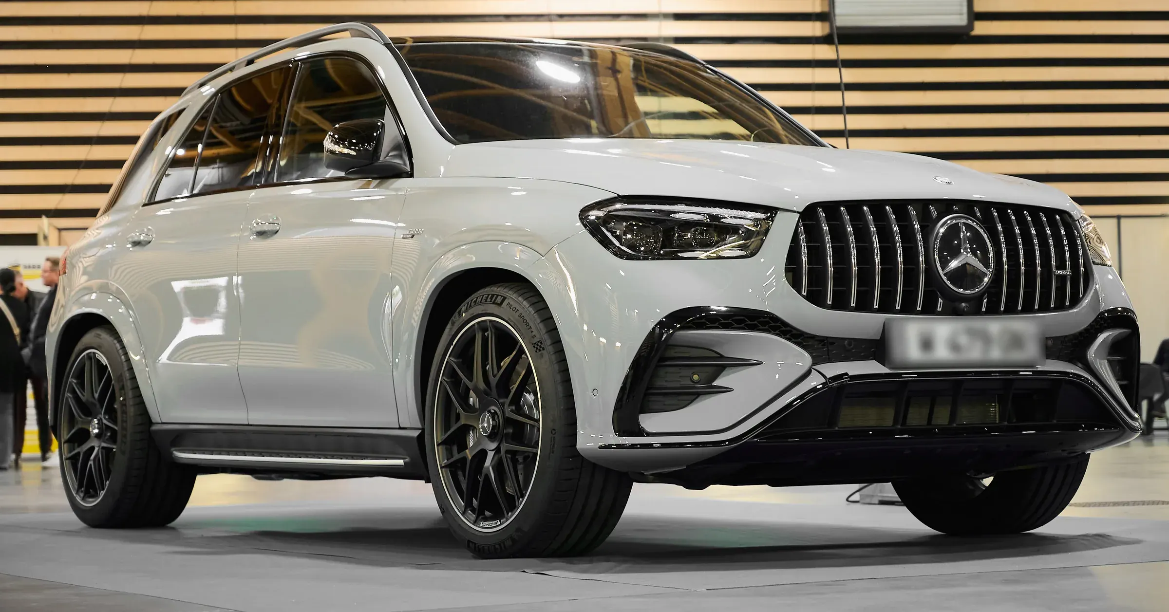 SUV Mercedes-AMG GLE gris, calandre Panamericana et jantes noires, exposé en salon à La Roche-sur-Foron, photographe automobile